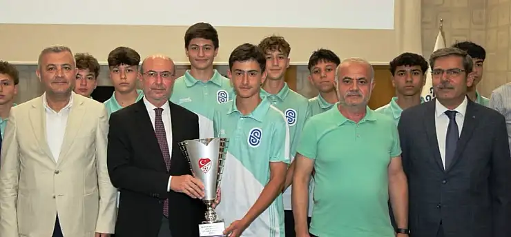 O kupa Melis'e geldi: Başkan tek tek kutladı