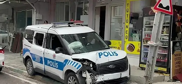 Önce 65 yaşındaki kadını darp etti, sonra polis otosunu kaza yaptırdı