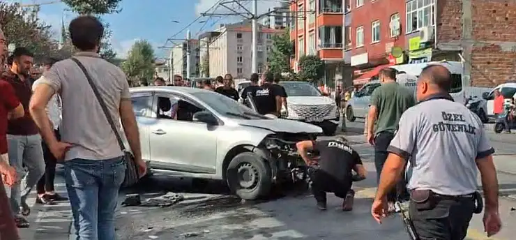 Otomobil kaldırıma çıktı! 2 yaya yaralandı