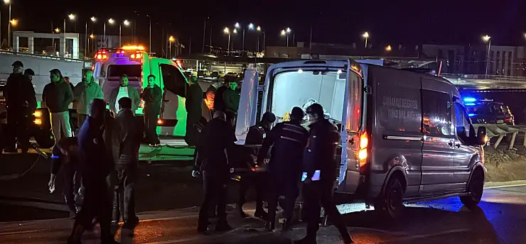 Otomobilin ikiye bölündüğü kazada 2 genç hayatını kaybetti