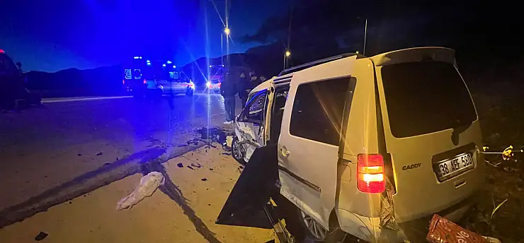 Otomobille hafif ticari araç çarpıştı: 1 ölü, 6 yaralı