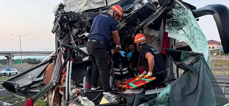 Otoyolda feci otobüs kazası! 5'i ağır 15 yaralı