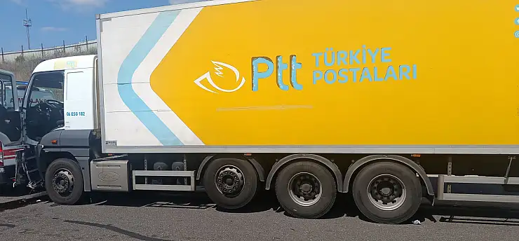 PTT kargo kamyonu otomobile çarptı: 2 ölü, 6 yaralı