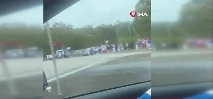 Ragbi taraftarlarının arasına otomobil daldı: Çok sayıda yaralı var