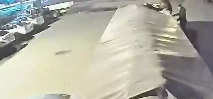 Sabah görünce şok oldu: TIR dorsesinden 30 çuval şeker çaldılar