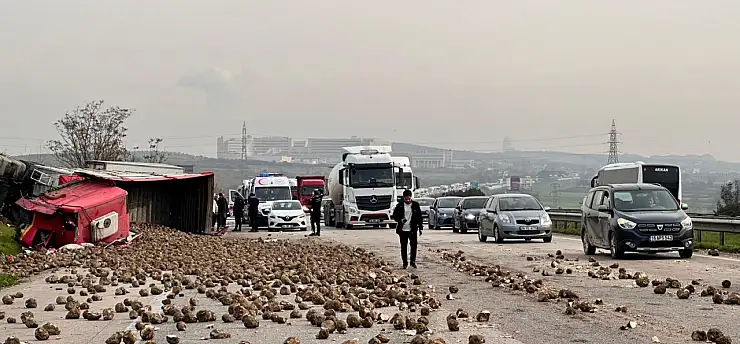 Şeker pancarı yüklü TIR ortalığı birbirine kattı! 1'i ağır 5 yaralı