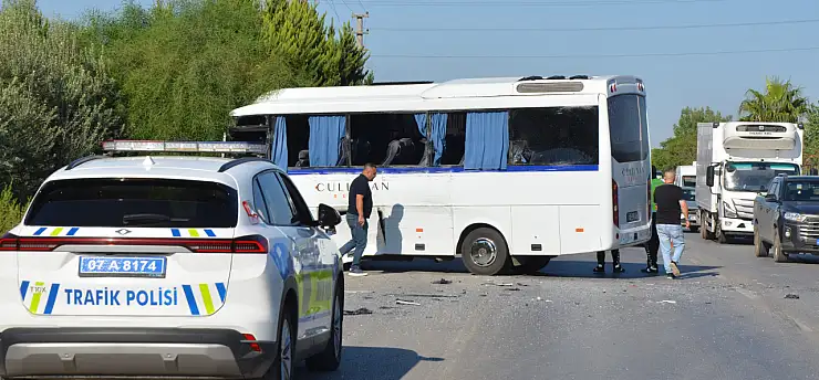 Servis aracı tur otobüsüne çarptı: 1'i ağır 6 yaralı