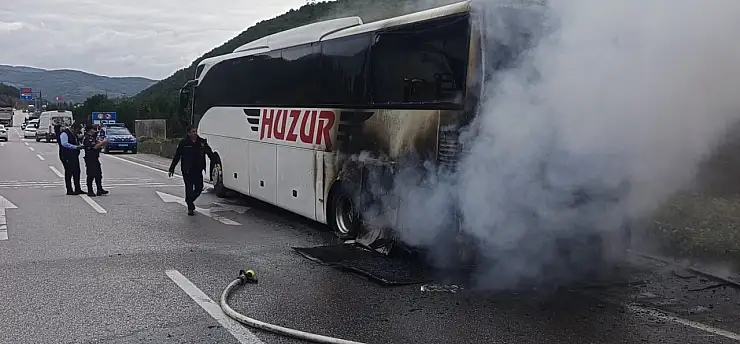 Seyir halindeyken alev alan yolcu otobüsü küle döndü