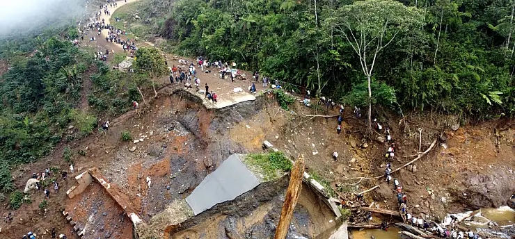 Şiddetli yağışlar binden fazla kişinin ölümüne neden oldu
