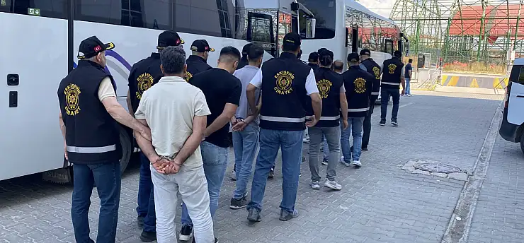 Sokak bir anda karıştı! Polis dahil 11 kişi yaralandı