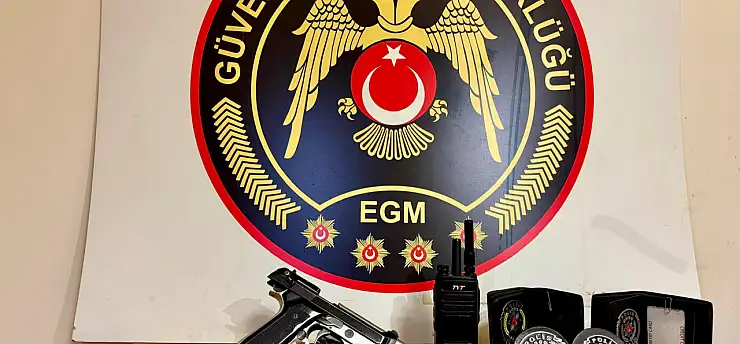 Sosyal medyada kendisini polis gibi tanıttı! Evinden çıkanlar şaşırttı