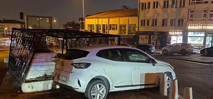 Tarihi türbe kaza sonrası tahrip oldu