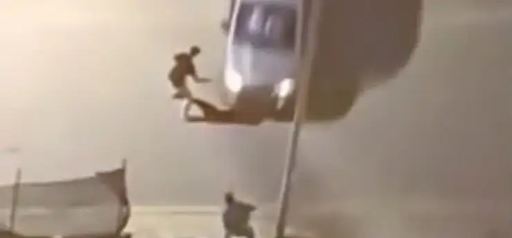 Tartıştığı kişiye otomobille çarpıp çukura uçtu