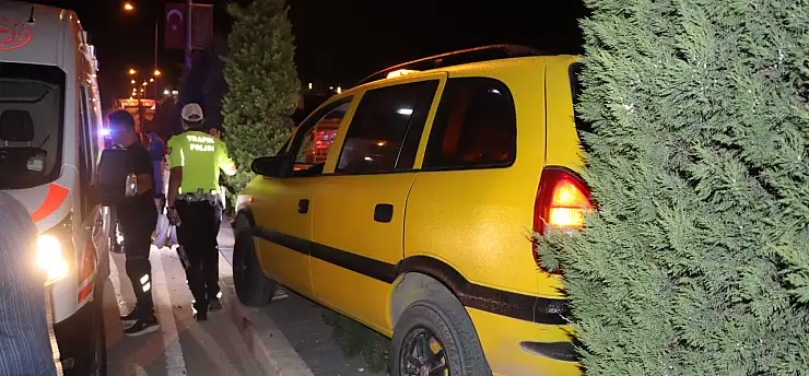 Ticari taksi kontrolden çıktı! 2 yolcu yaralandı