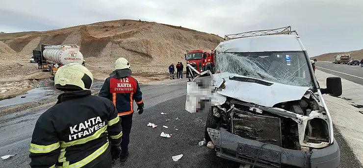 TIR ile minibüs çarpıştı: Çok sayıda yaralı var