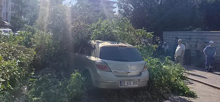 Trafikte korku dolu anlar! Sürücüsü ölümden döndü