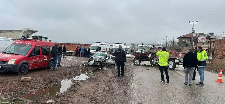 Traktörle otomobil çarpıştı: 1 kişi öldü, 2 kişi yaralı