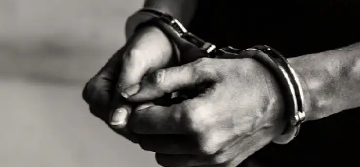 Uzaklaştırma kararına rağmen kız arkadaşını darp etti: Tutuklandı