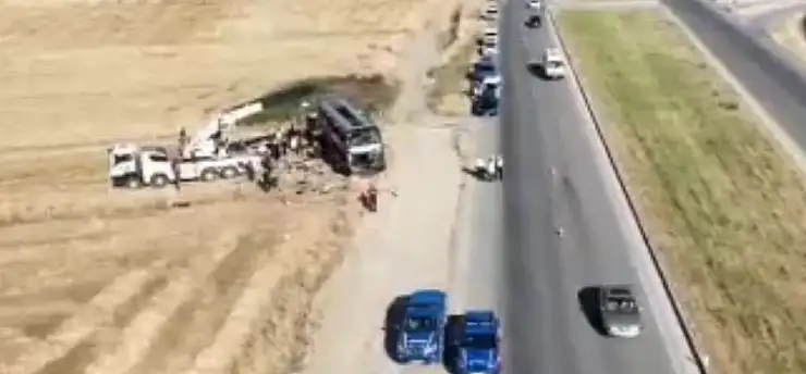 Yolcu otobüsü devrildi: Çok sayıda yaralı var!