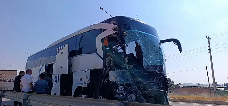 Yolcu otobüsü kamyonete çarptı: Ölü ve çok sayıda yaralı var