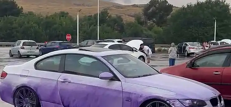 Yollar mora boyandı! Araçlar da nasibini aldı