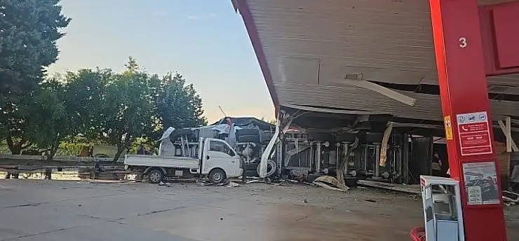 Yüklü TIR akaryakıt istasyonuna daldı: 1 kişi hayatını kaybetti