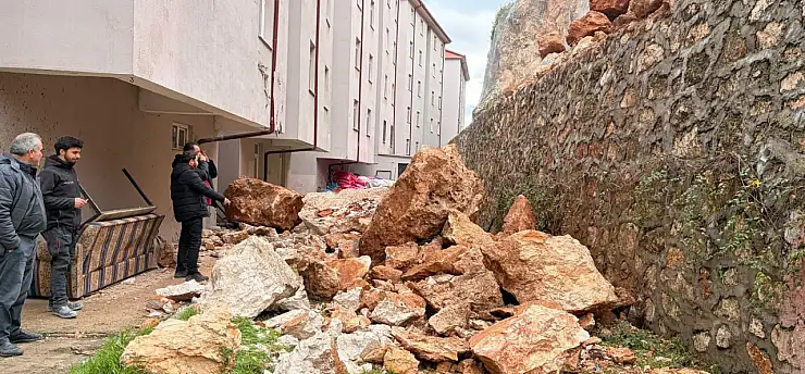 Yuvarlanan kayaların tehdit ettiği bina tahliye edildi