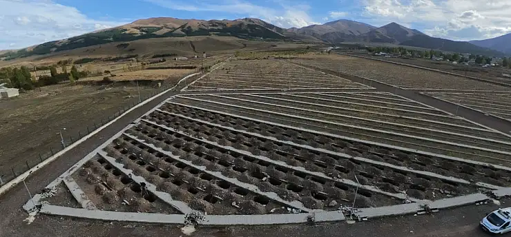 Zemheri soğukları için şimdiden kazdılar! Ölen yok ama yüzlerce mezar hazır