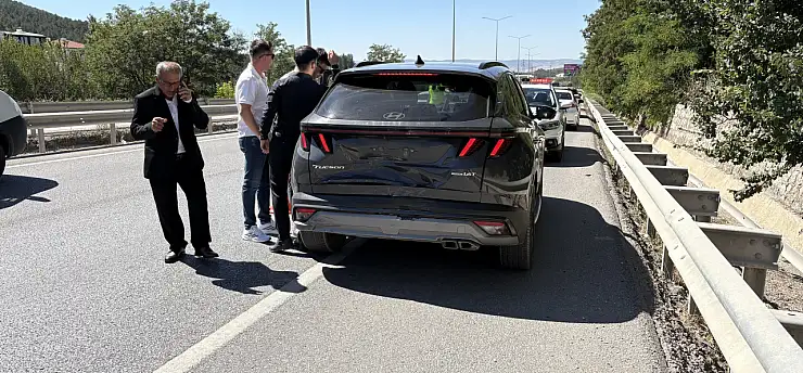 Zincirleme kaza trafiği kilitledi: 3 araç çarpıştı, 5 yaralı