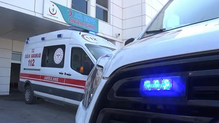 15 yaşındaki motosikletli manevra yaparken park halindeki araca çarptı