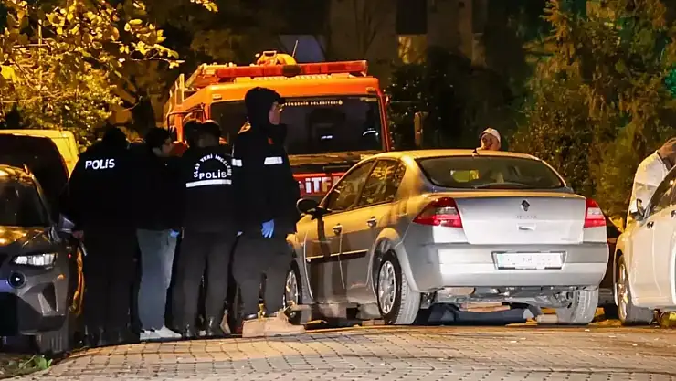 Sürücü park ettiği otomobilin altında kaldı