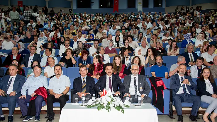 185 genç hekim diplomalarını aldı