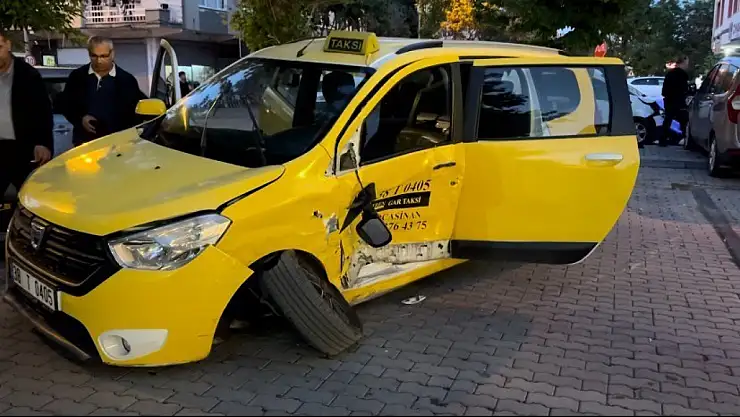 2 araç çarpıştı: 2 yaralı