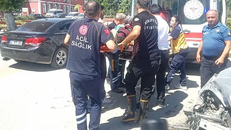 2 aracın çarpıştığı kazada çok sayıda kişi yaralandı!