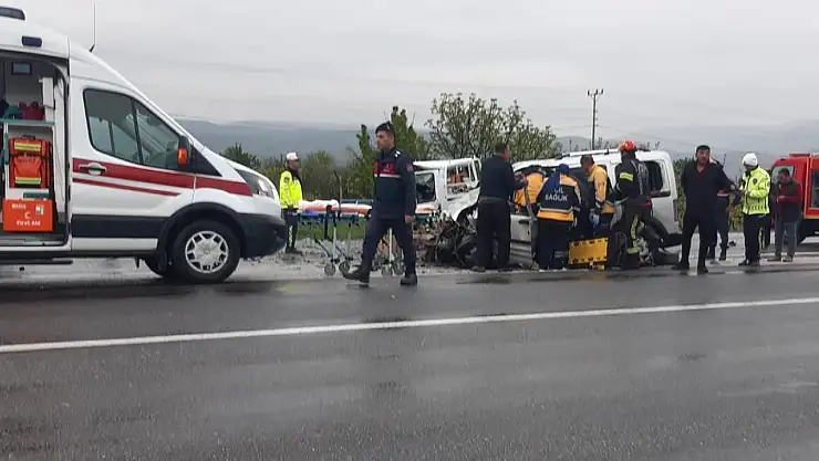 2 aracın hurdaya döndüğü kazada 4 yaralı!