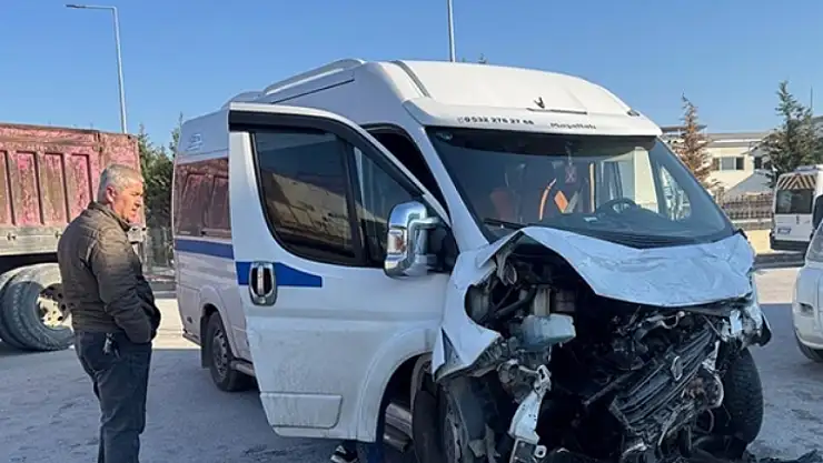 2 işçi servisi çarpıştı: Çok sayıda yaralı var!