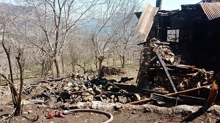 2 katlı müstakil evde çıkan yangında 1 kişi öldü, 1 kişi yaralandı.