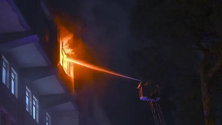 2 kız çocuğu hastaneyi ateşe verdi