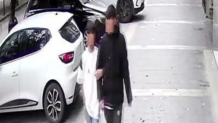 2 öğrenciyi bıçaklayıp, 4 öğrenciyi gasp ettiler!