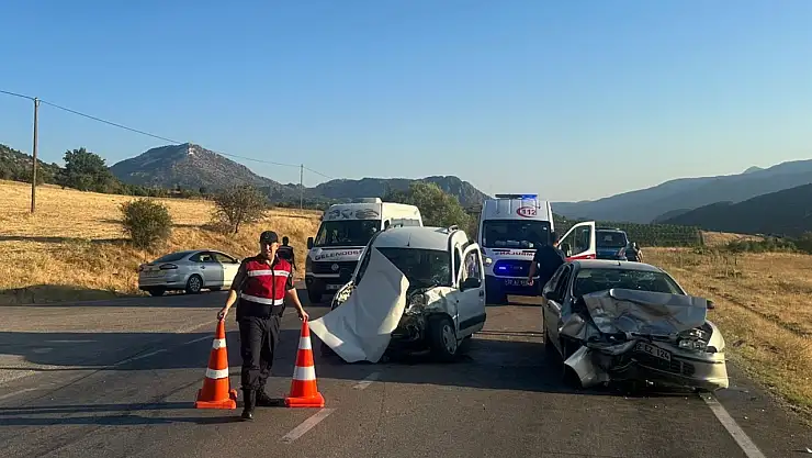 2 otomobil çarpıştı: 1 kişi hayatını kaybetti, 9 kişi yaralandı! Yaralıların arasında o siyasetçi de var