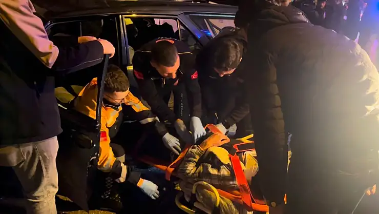 2 otomobil kafa kafaya çarpıştı: Bir yaralı!