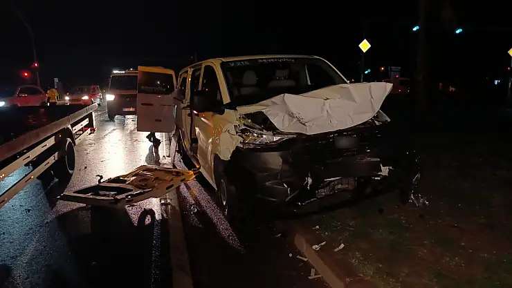 2 tur aracı çarpıştı, 4'ü turist 6 kişi yaralandı