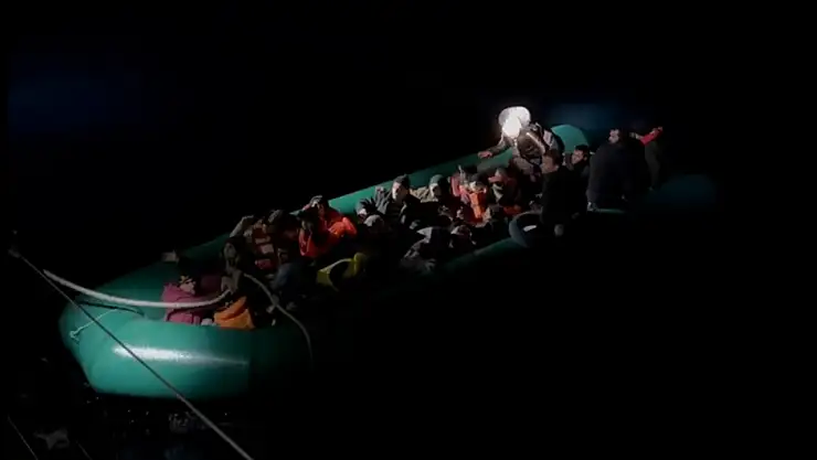 20 göçmen bot üstünde yakalandı