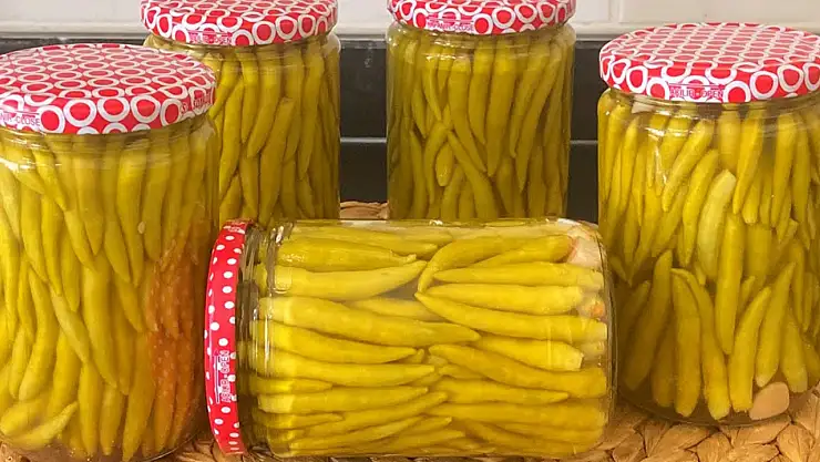 26 yıllık usta biber turşusunun sırrını açıkladı. Böyle yapıldığında pilavcılardaki gibi kütür kütür oluyor