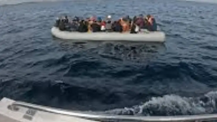 28 düzensiz göçmen denizde mahsur kaldı: İmdada sahil güvenlik koştu!