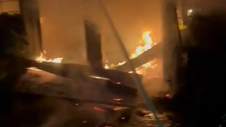 3 katlı binanın kömürlüğünde yangın paniği