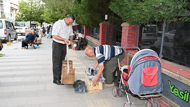 30 yıllık ayakkabı boyacısına sandık hediye edildi