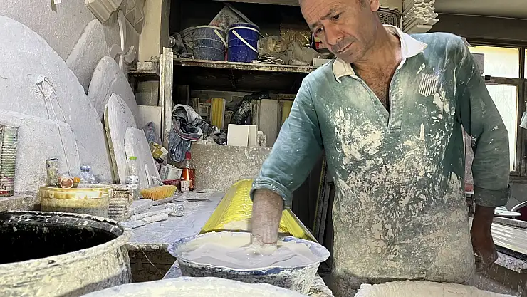 37 yıldır alçıyı sanat eserine dönüştürüyor