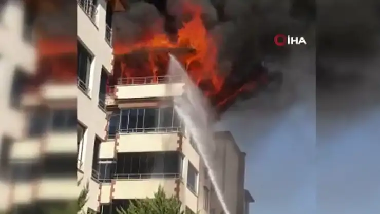 4 katlı binanın terasında korkutan yangın: Alevler gökyüzünü sardı