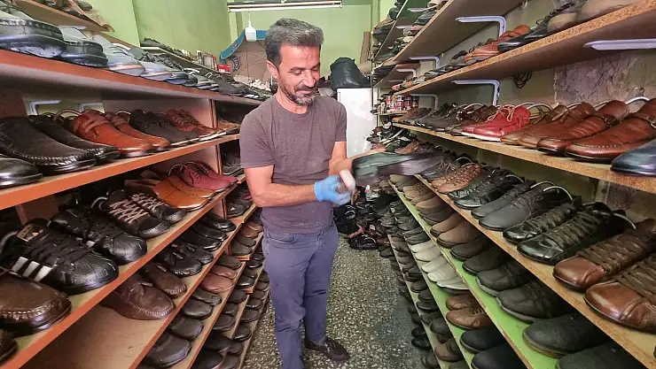 400 çift ayakkabıya bakıyorlar